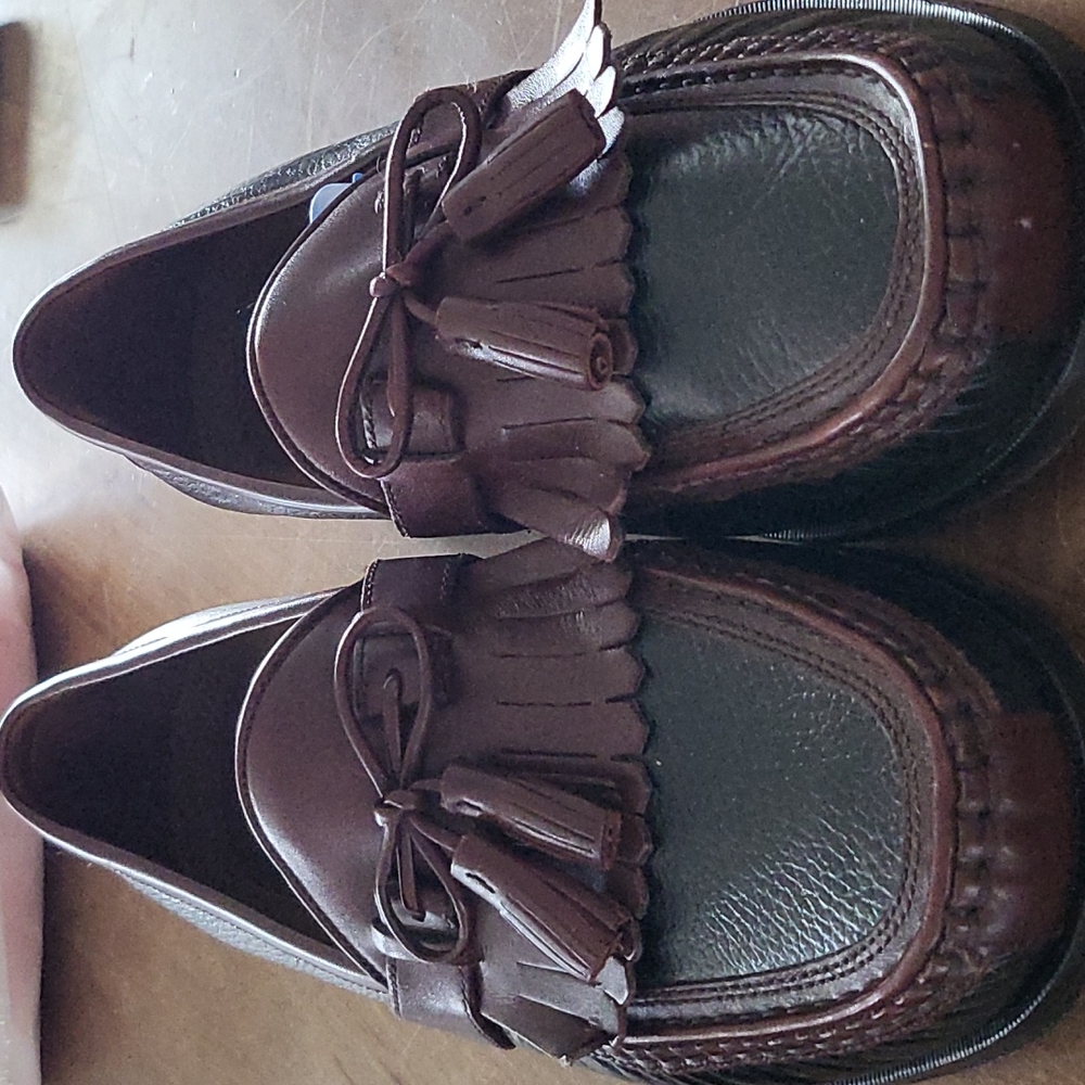 Johnson & Murphy Size 11 Wide. Black & burgundy leather dress shoes. EUC.